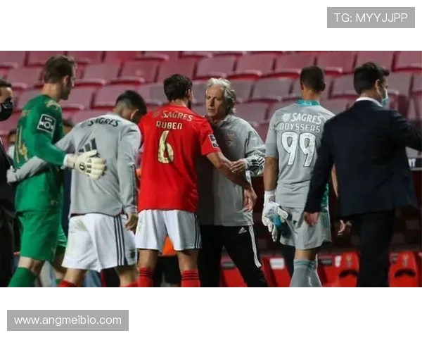 马尔基尼奥斯 vs 鲁本·迪亚斯：防线指挥型中卫对比分析