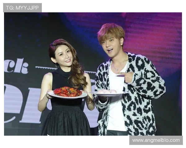 亚历克斯·摩根倒是个拼命三郎，机场造型比红毯还闪耀，你们说她这是私生活还是工作服啊？